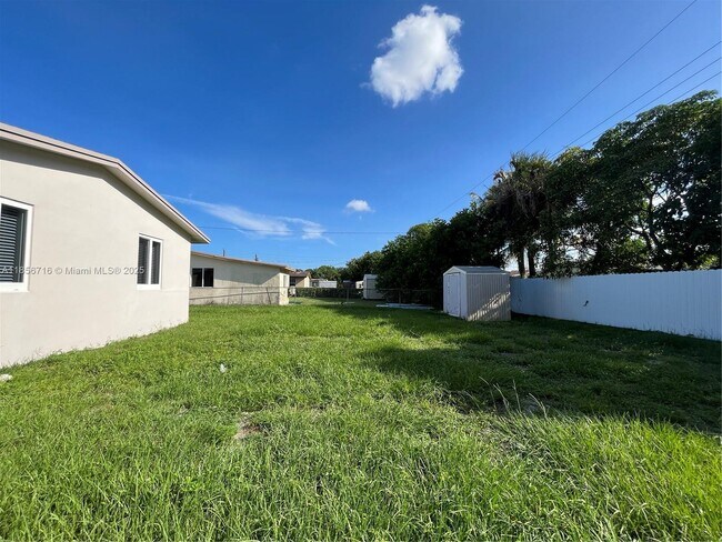 Building Photo - 631 SW 28th Terrace