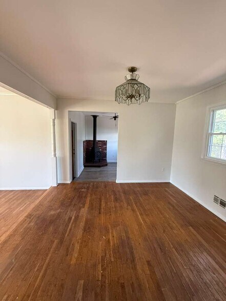 Building Photo - 648 Longview Dr