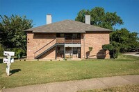 Building Photo - 818 Betty Ct