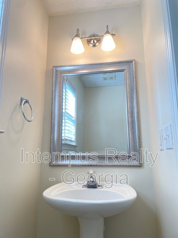 Building Photo - 2054 Pierce Way