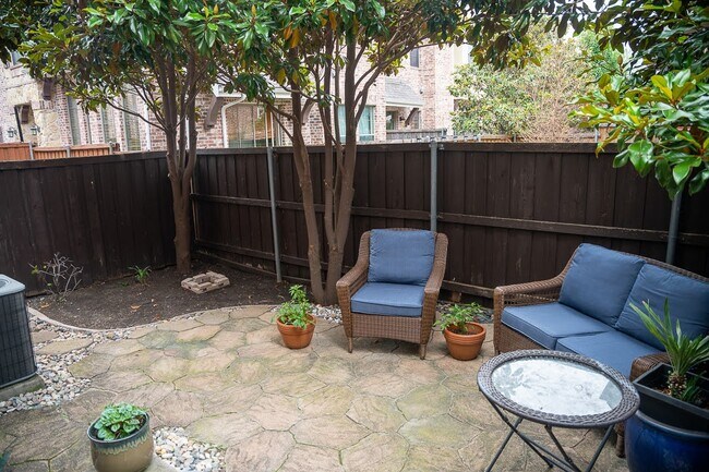 Building Photo - 1204 Lake Pointe Way