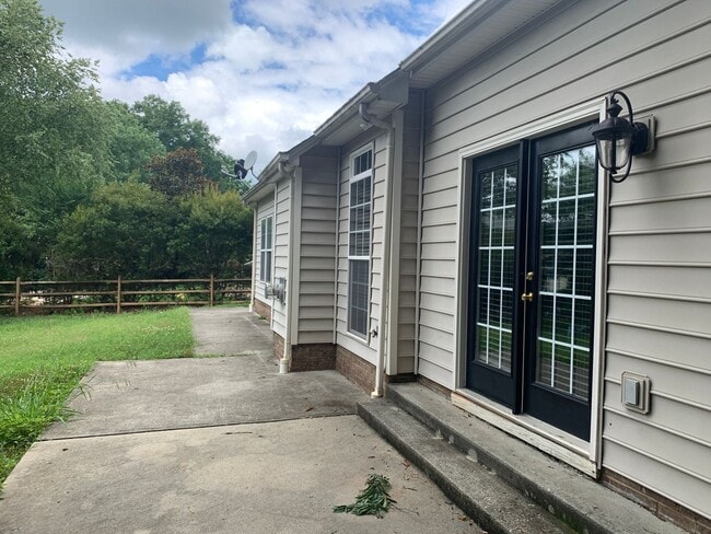 Building Photo - Move-in Ready 5 bedroom, 3.5 bath house lo...