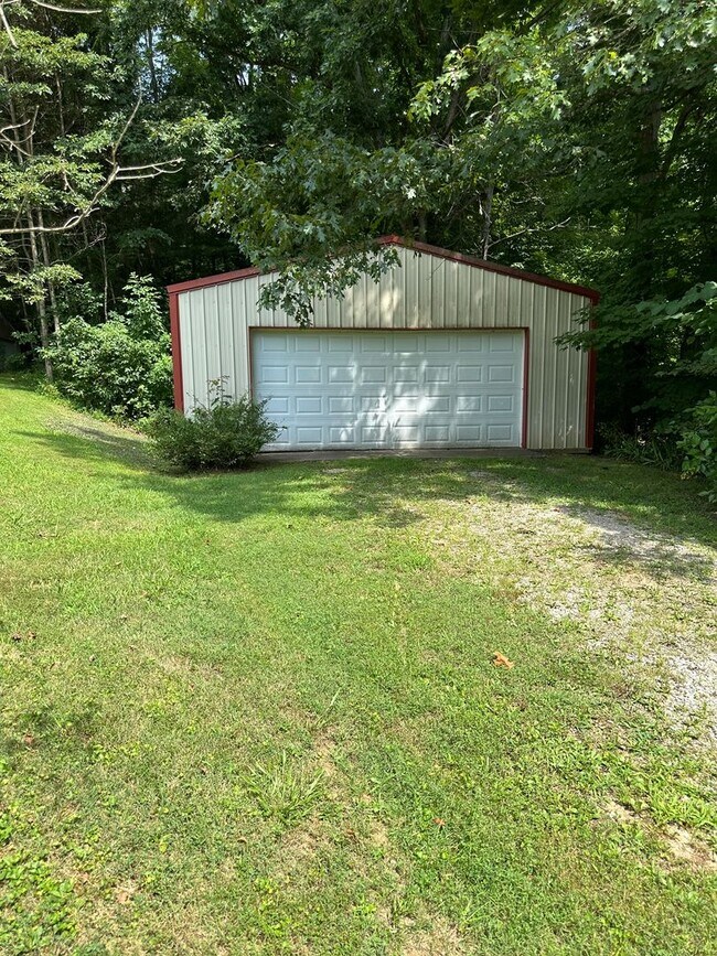 Building Photo - 4 Bedroom, 2 Bathroom House