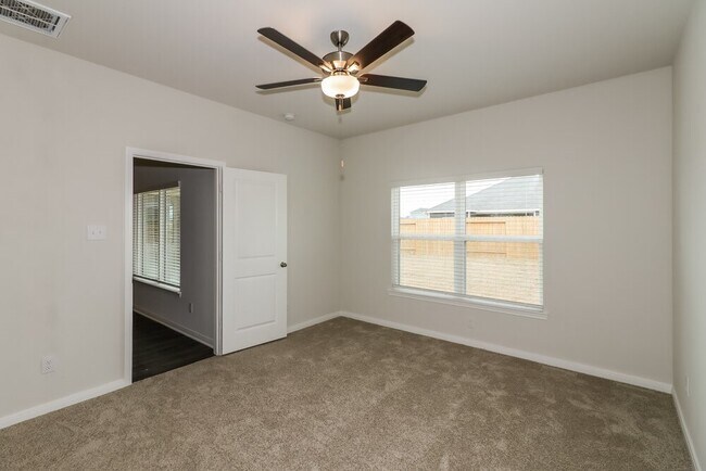 Building Photo - 401 Polly Grv Dr