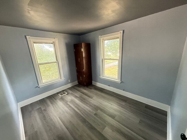 Building Photo - 2 bed room townhome (900$)