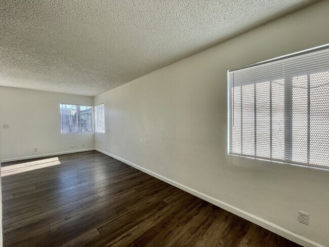 Building Photo - Single story 1 bedroom 1 bath condo availa...