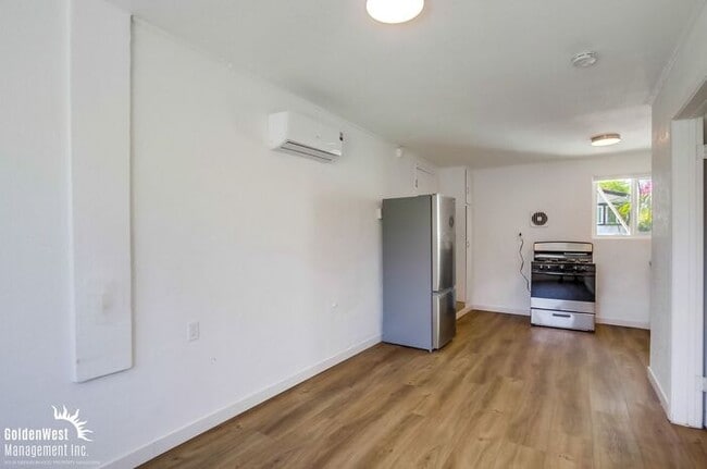 Building Photo - Beautifully Renovated 1Bdm 1Ba Apartment i...