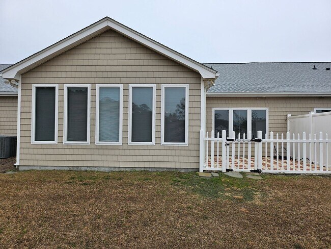 Building Photo - Southport - 3bedroom, 2 bath Townhouse