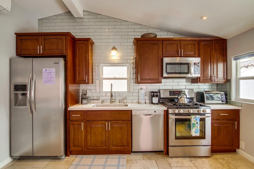 Building Photo - 2715 Strandway