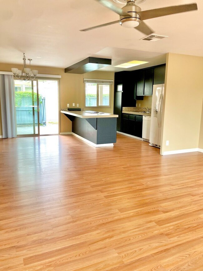 Building Photo - End Unit 3 Bed 2 Bath with a View