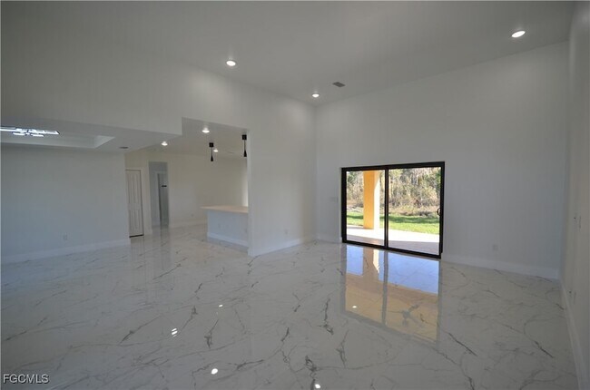 Building Photo - 1242 Hathor St E