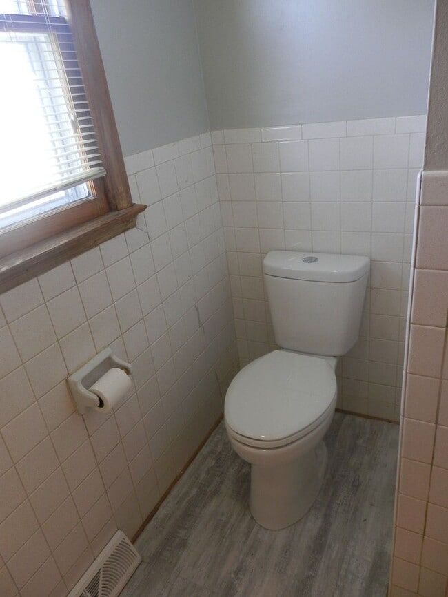 Building Photo - 3 Bed 2 Bath Farmhouse!
