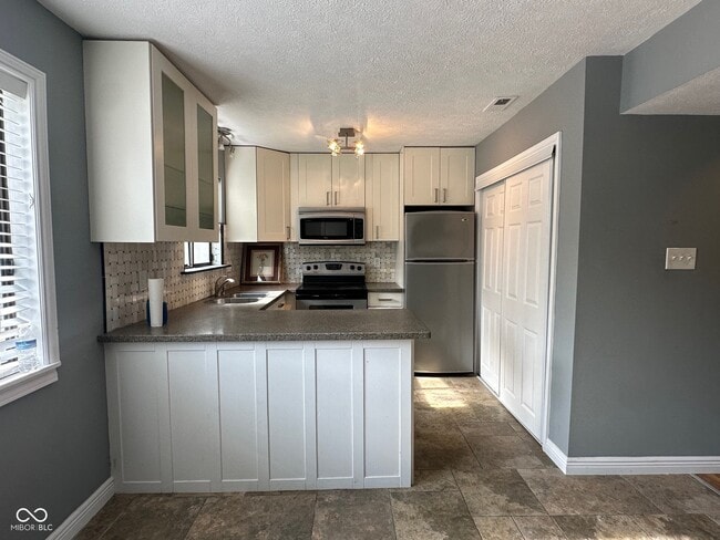 Building Photo - 7890 Benjamin Dr