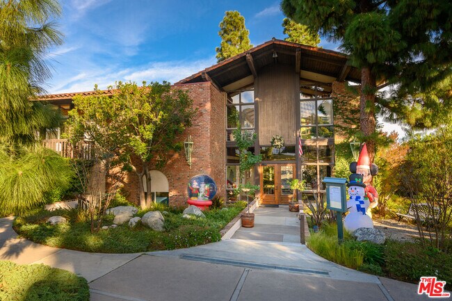 Building Photo - 348 Miraleste Dr