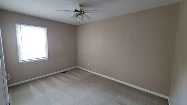 Building Photo - Beautiful 3 Bed, 3.5 Bath Brick Townhouse ...