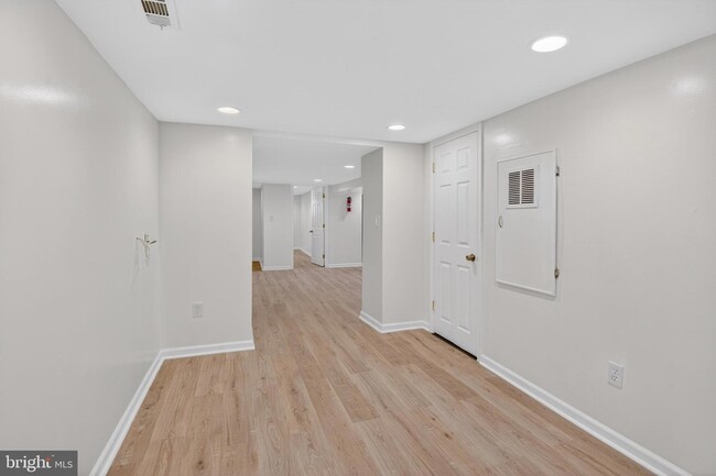 Building Photo - 141 Uhland Terrace NE