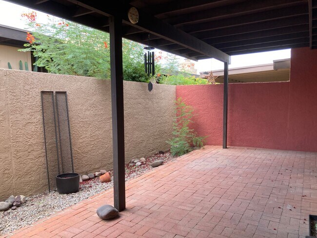 Building Photo - Northwest Townhouse