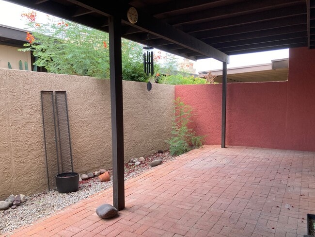 Building Photo - Northwest Townhouse