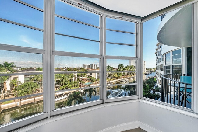 Building Photo - 3051 NE 48th St