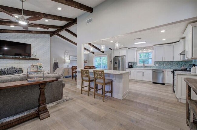 Building Photo - 3410 Holliglen Dr