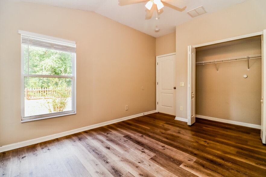 Building Photo - 10445 Meadow Spring Dr