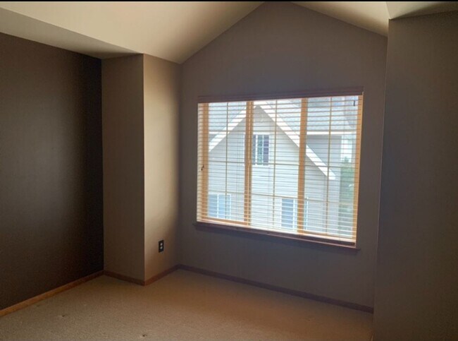 Building Photo - Spacious 2 Bed 2.5 Bath Townhome with Attached Garage in Cle Elum