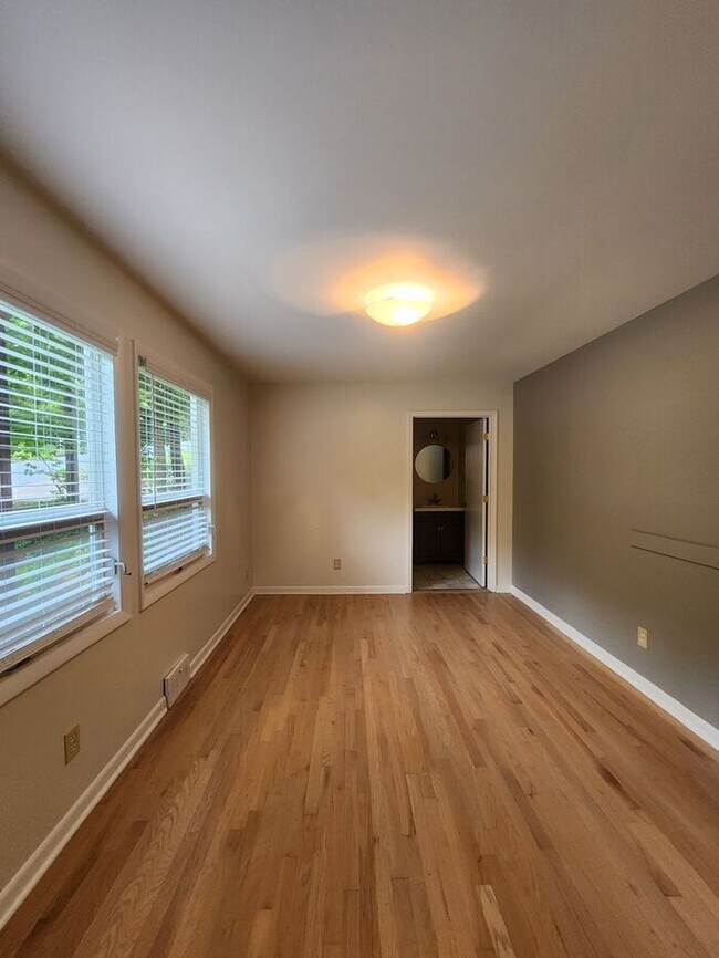 Building Photo - North Asheville Rental!