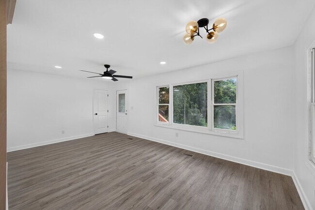 Building Photo - 2027 Hilburn Dr SE