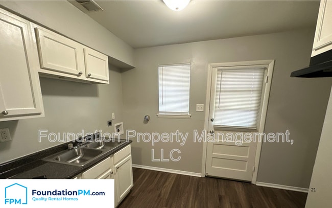 Building Photo - 1056 Hudson St