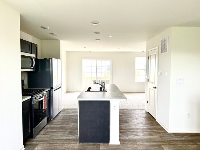 Building Photo - 3820 Bissel Dr