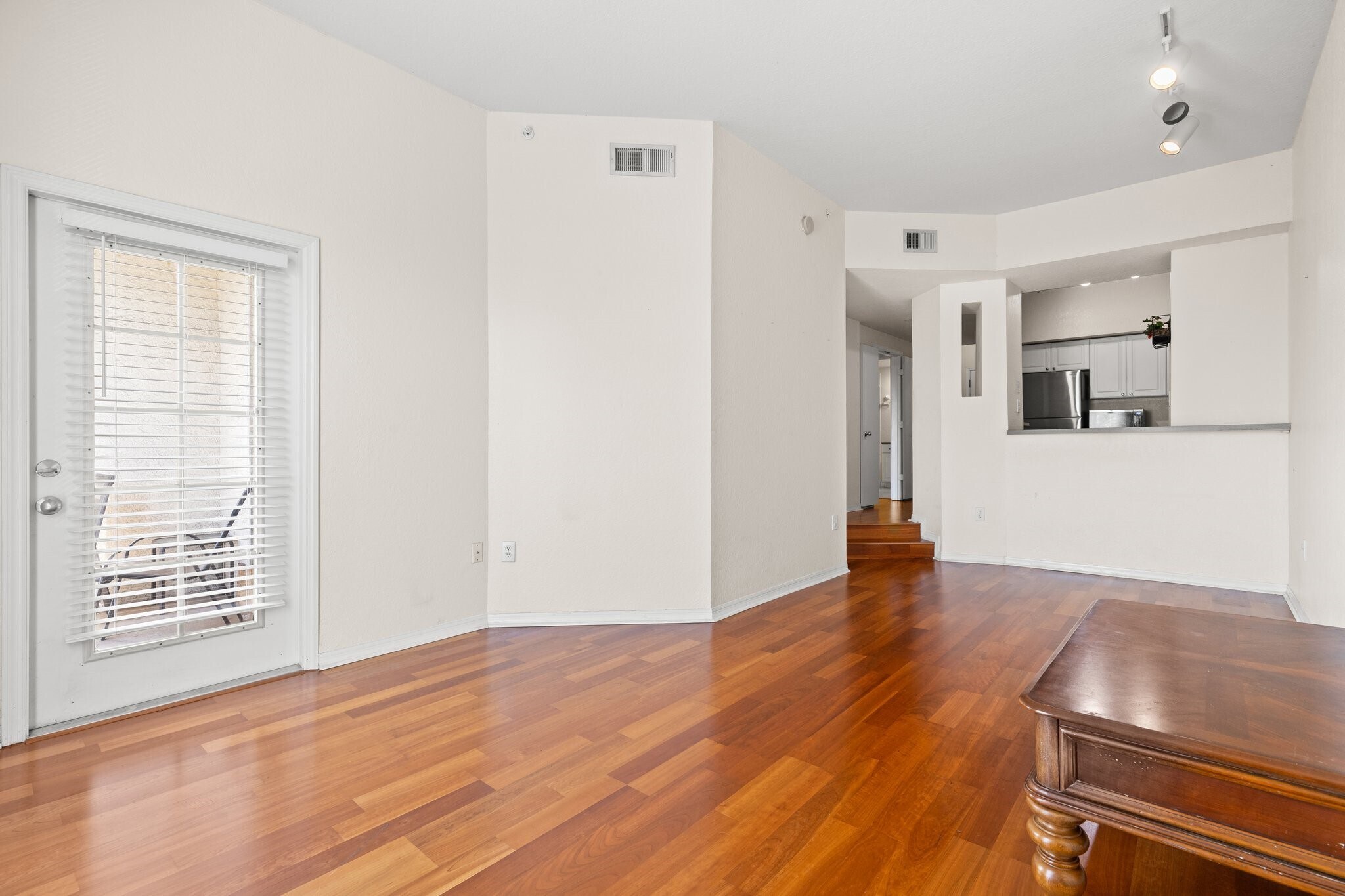 Building Photo - 402 S Armenia Ave