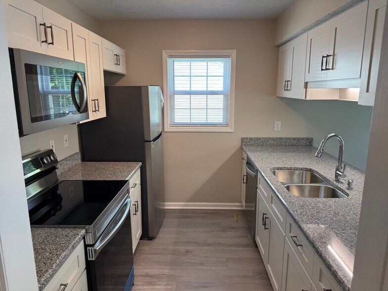 Building Photo - 624 Varsity Dr