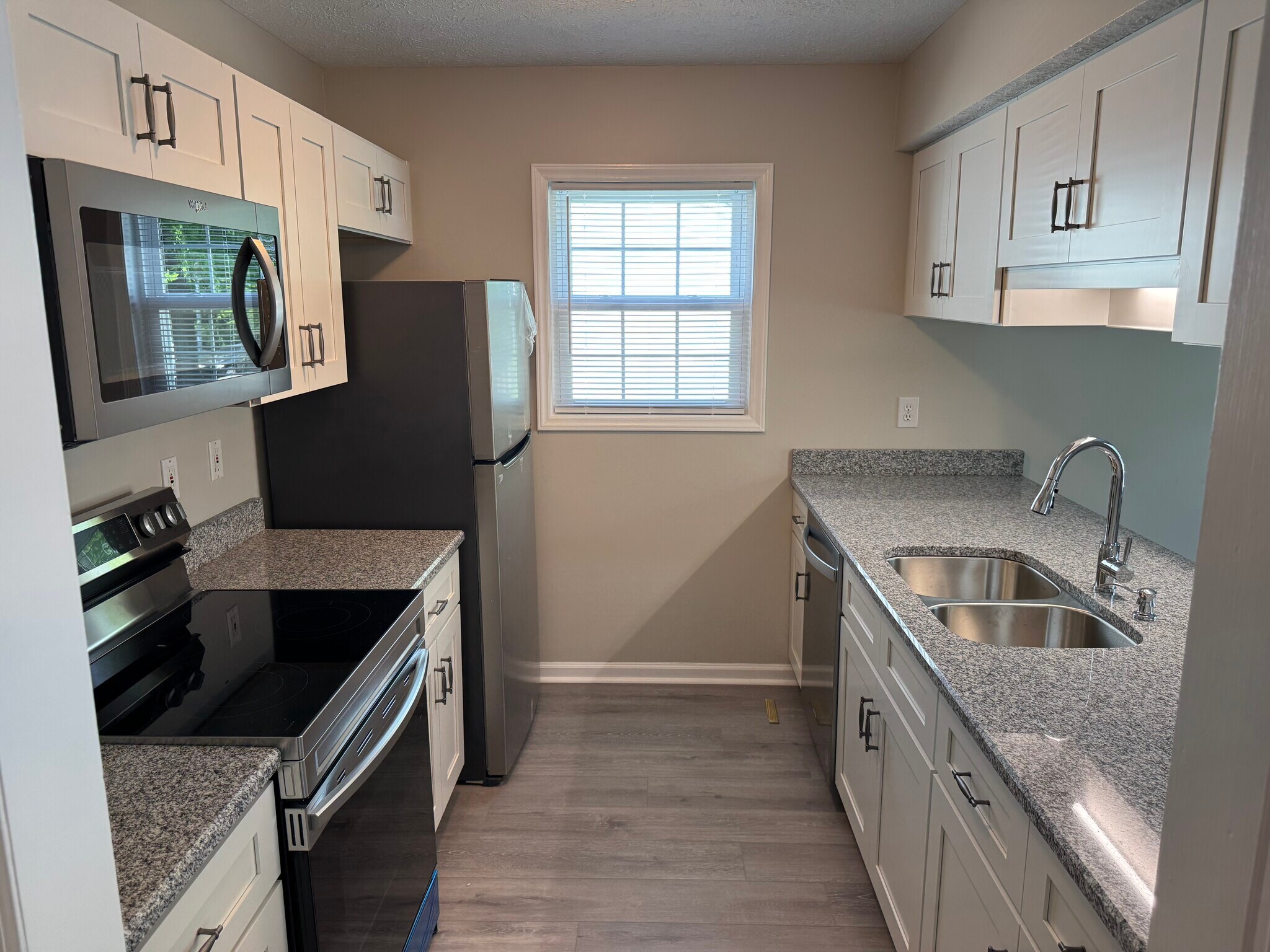 Building Photo - 624 Varsity Dr