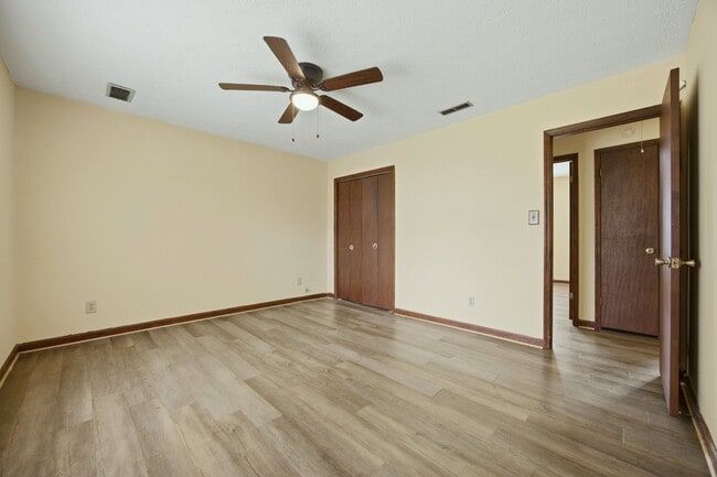 Building Photo - 1701 Rose Garden Ln