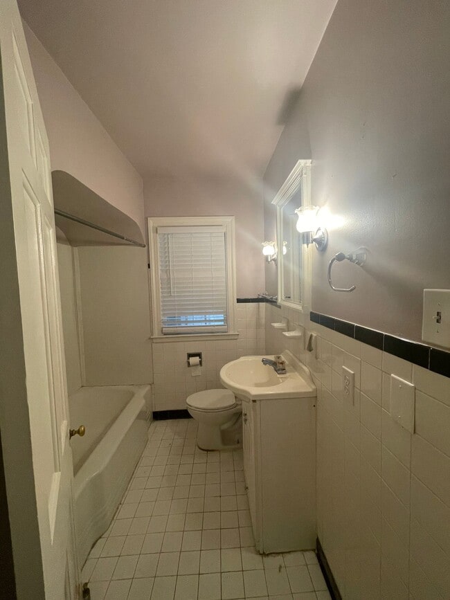 Building Photo - 1 bedroom duplex with washer and dryer