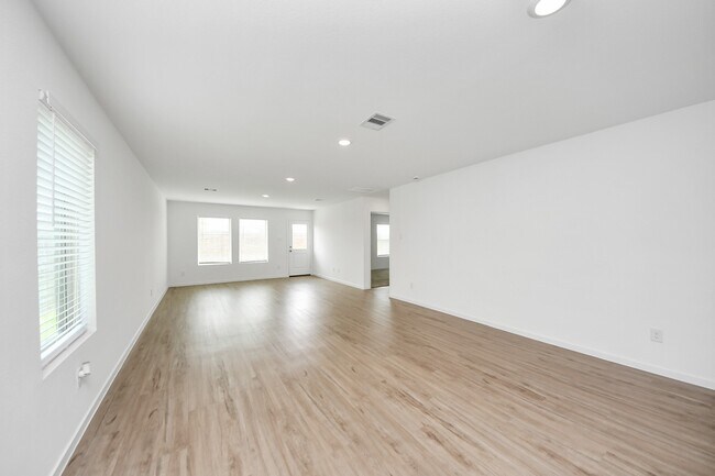 Building Photo - 3037 Pensacola Dr