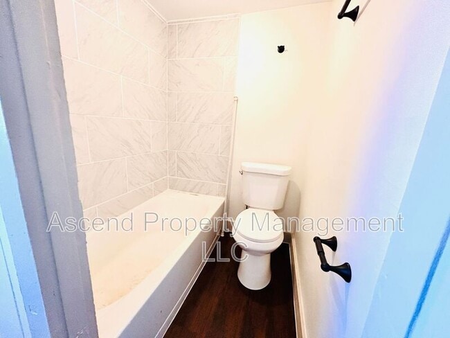 Building Photo - 727 Henderson Ave