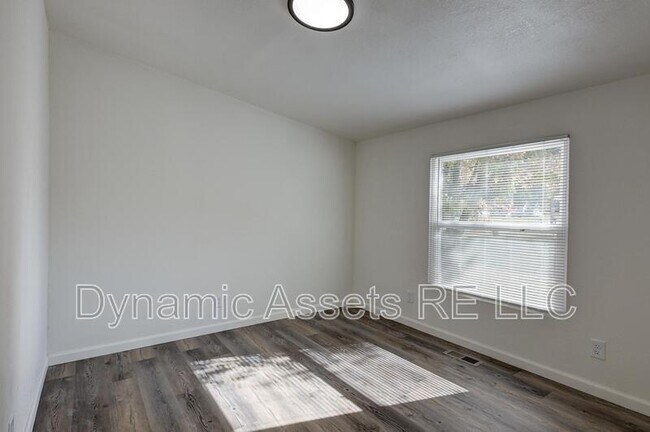 Building Photo - 705 N Cayuga St