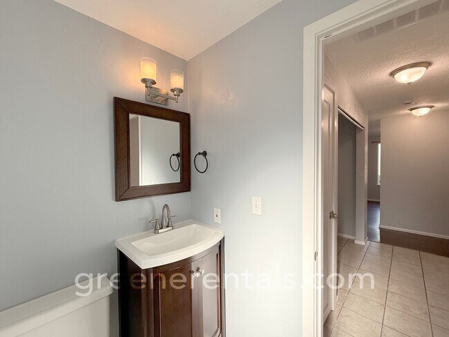 Building Photo - 3BD/1.5BA in Desired West Olympia Location