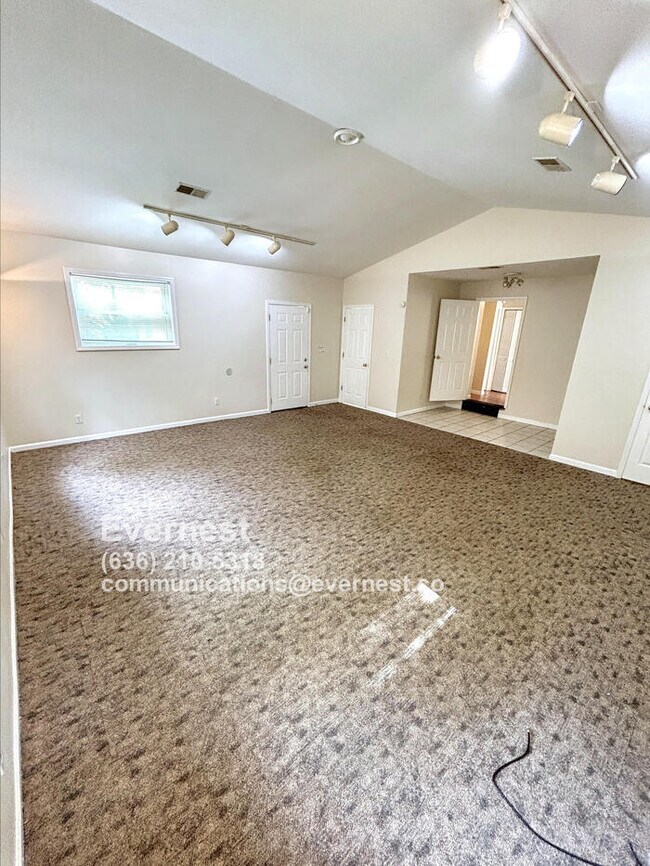 Building Photo - Charming 2-Bedroom Home with Off-Street Pa...