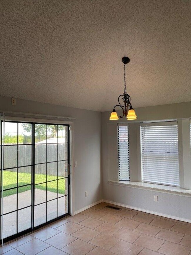 Building Photo - Completely remodeled and ready for move in...