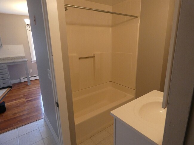 Building Photo - 98 Maple St