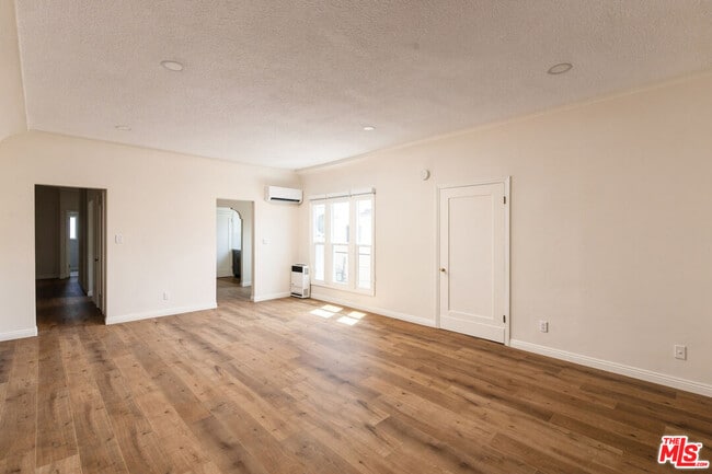 Building Photo - 840 N Fuller Ave