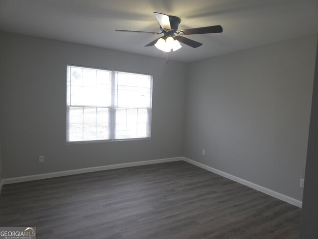 Building Photo - 401 E 7th St