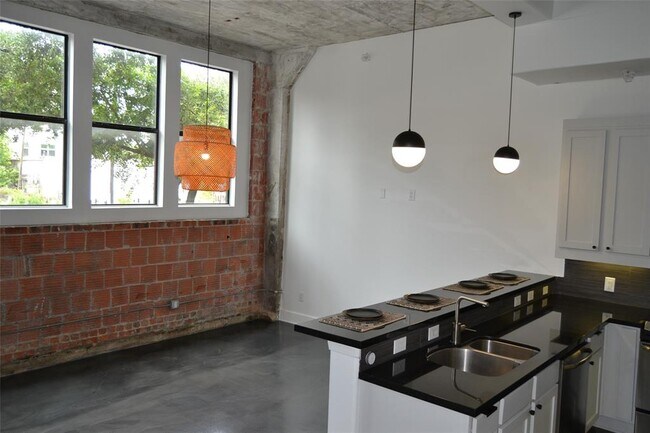 Building Photo - 2323 Polk St