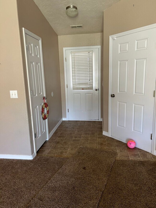 Building Photo - Charming Twinhome