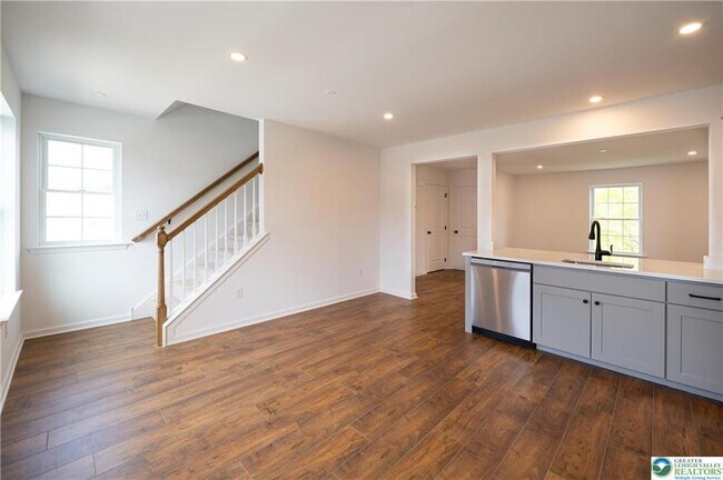 Building Photo - 560 Long St