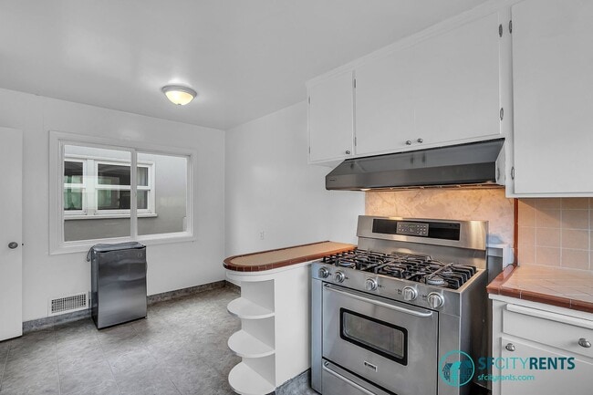 Building Photo - Diamond Heights/Noe Valley: Single Family Home w/ Guest Suite, Yard, Garage & EV Charger