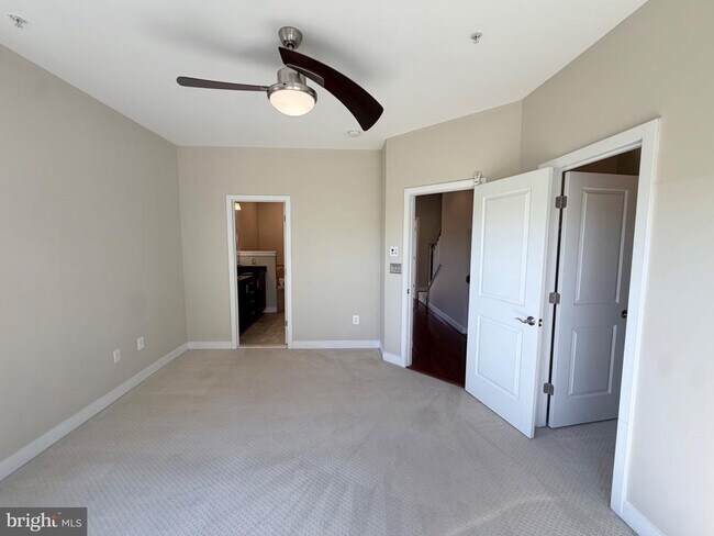 Building Photo - 4560 Longfellow St