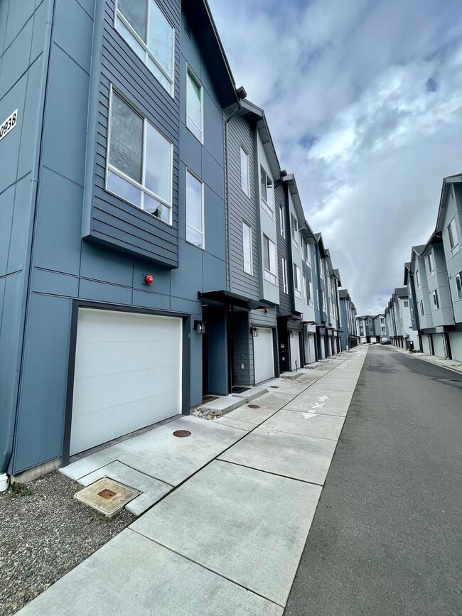 Building Photo - Like-New Beardslee Townhouse...